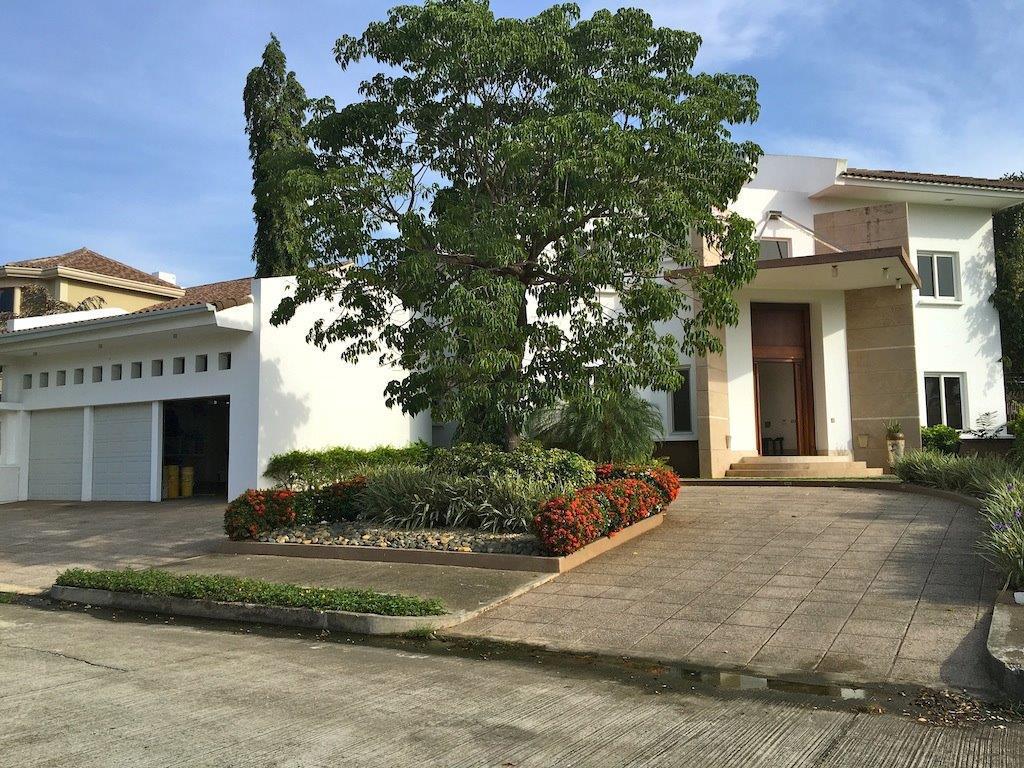 Se vende o se alquila – Mansión –  Costa del Este – 850m2 construcción – amoblado