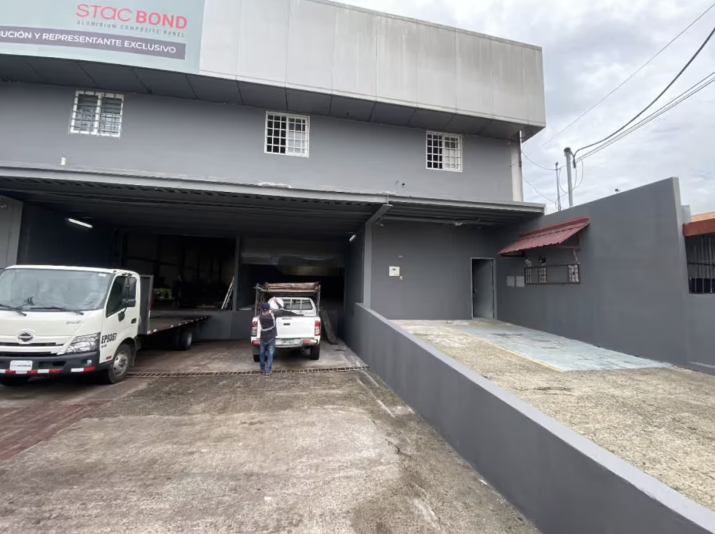 GALERA EN ALQUILER EN PARQUE LEFEVRE – CHANIS